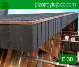 Colocación de pizarra natural en tejado. Cubierta en Horebeke, Bélgica. Servicio de colocación de pizarra en España y en Europa. Equipos de maestro pizarrista expertos en colocación de pizarra con experiencia en Europa