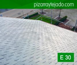 Finalización de la colocación de pizarra en tejado de vivienda situada Horebeke, Bélgica. Expertos colocadores de pizarra del Bierzo, León.