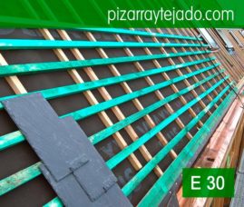 Instalación del rastrel para pizarra en cubierta de vivienda situada Horebeke, Bélgica. Colocación rastrel para pizarra por expertos pizarristas de León.