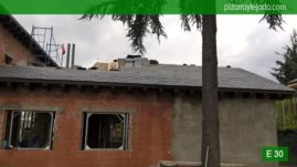 Colocación de pizarra en Madrid. Pizarra para tejados en Madrid. Obra en Colmenar Viejo. Pizarra del Bierzo 50x25.