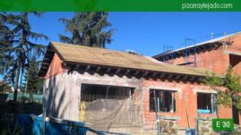 Ejecución de tejados de pizarra Madrid pizarra natural. Pizarra barata Madrid. Fase de colocación de piedra pizarra cubierta Madrid. Tejado de pizarra negra del Bierzo en tejado Madrid.