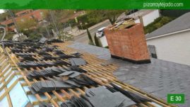 Fase de colocación de piedra pizarra cubierta Madrid. Tejado de pizarra negra del Bierzo en tejado Madrid.