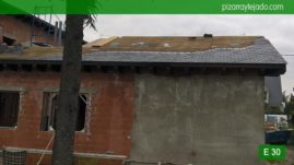 Inicio de colocación de pizarra negra 50x25 de León en tejado de pizarra en Madrid.