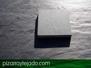 Placa de pizarra serrada sobre pizarra con superficie natural. Pizarra superficie serrada.