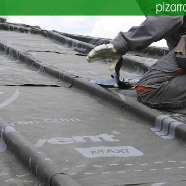 Colocación de membrana impermeable y transpirable sobre rastrel de madera de castaño en cubierta de pizarra natural.