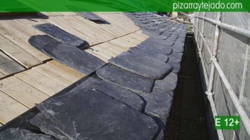 Construcción de alero de pizarra de gran formato. Precio pizarra tejado.