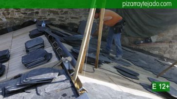 Excelente pizarra de calidad y experto pizarrista colocando pizarra en tejado de iglesia.