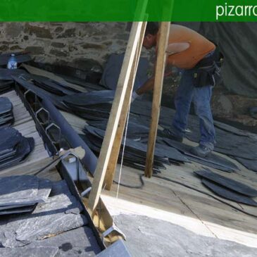 Excelente pizarra de calidad y experto pizarrista colocando pizarra en tejado de iglesia.