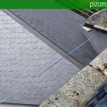 Fase de montaje de estructuras de madera y colocación de cubiertas de pizarra del Bierzo.