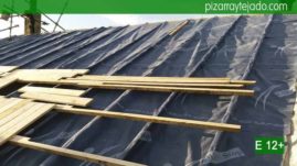 Montaje de doble rastrel con lámina impermeable y transpirable en cubierta de pizarra del Bierzo León.