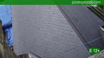 Vista de tejado de pizarra granel redondeada clavada con punta sobre madera de castaño. Iglesia de Villafranca del Bierzo.