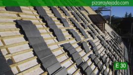 Reparto de pizarras sobre triple rastrel y aislamiento térmico de 100mm. Pizarra Las Rozas.