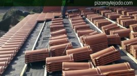 Colocación de tejas mixtas sobre doble rastrel de madera tratada y membrana impermeable y transpirable entre los rastreles.