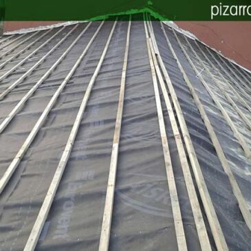 Colocación membrana impermeable entre rastreles verticales (ocultos) y horizontales (vistos). Aplomado y refuerzo de chimenea para forrarla de pizarra.