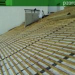 Doble rastrel de madera tratada. La membrana se coloca entre el rastrel vertical y el horizontal.