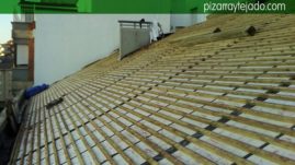 Aislamiento térmico y doble rastrel de madera tratada. La membrana se coloca entre el rastrel vertical y el horizontal.