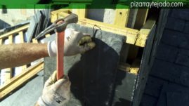 Ejecución de chimenea de pizarra. Clavar gancho inoxidable de color negro.