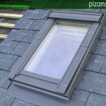 Colocación de ventanas de techo Velux en cubiertas de pizarra.