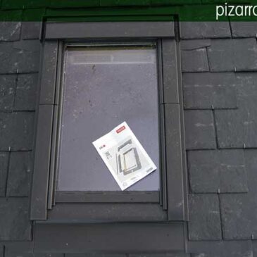Montaje de ventana en el tejado de una casa con tejado de pizarra.