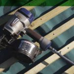 Colocación de pizarra sobre rastreles de madera.