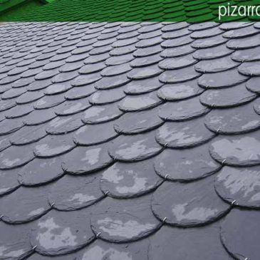 Colocar pizarra tejado. Tejados pizarra colocación. Pizarra (calidad exportación) rombo colocada con gancho de acero inoxidable.