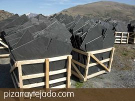Pallets de pizarra natural en formato irregular para tejados y cubiertas. Pizarra en rama. Pizarra granel.