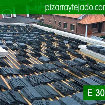 La fijación de las piezas se realiza con puntas inoxidables para la colocación de pizarra negra del Bierzo. Slate roofing. Toiture ardoise. Schiefer dach. Ardosia.