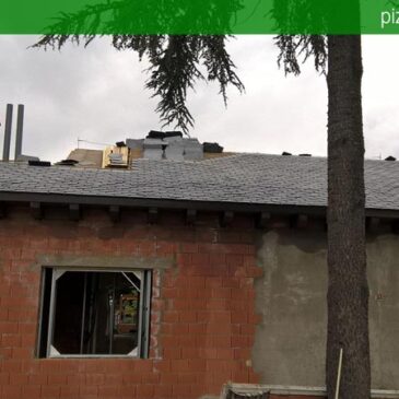 Colocación de pizarra en Madrid. Pizarra para tejados en Madrid. Obra en Colmenar Viejo. Pizarra del Bierzo 50x25.