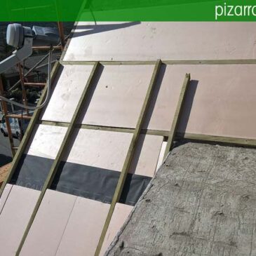Colocación de aislante en tejado de pizarra. Tejado de pizarra en Madrid. Cerceda (Moralzarzal).