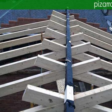 Construcción estructura de madera de cubierta en Ponferrada. Cubiertas de madera y pizarra Ponferrada. Estructura de madera Ponferrada.