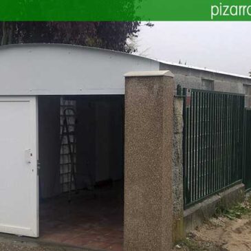 Desde la calle, acceso a la cochera. Reformas rehabilitaciones León.