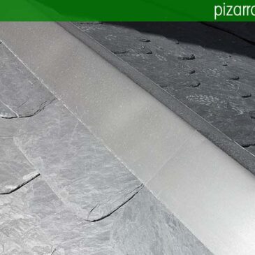 Preciosa pizarra de color negro Bierzo en gran formato. Colocación de zinc en tejados. Trabajos de zinc en cubierta.